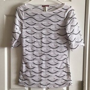 Black and white wavy tunic